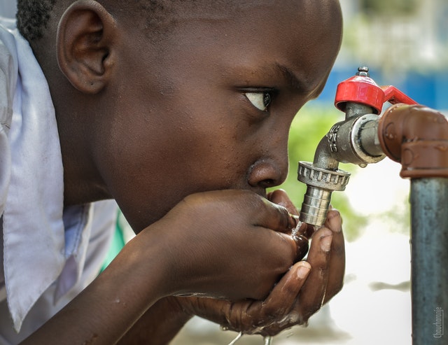 illustrative image of a boy drinking water to explain deeqa water desenalation services